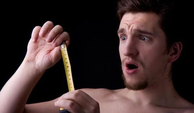 moški je izmeril penis pred povečanjem