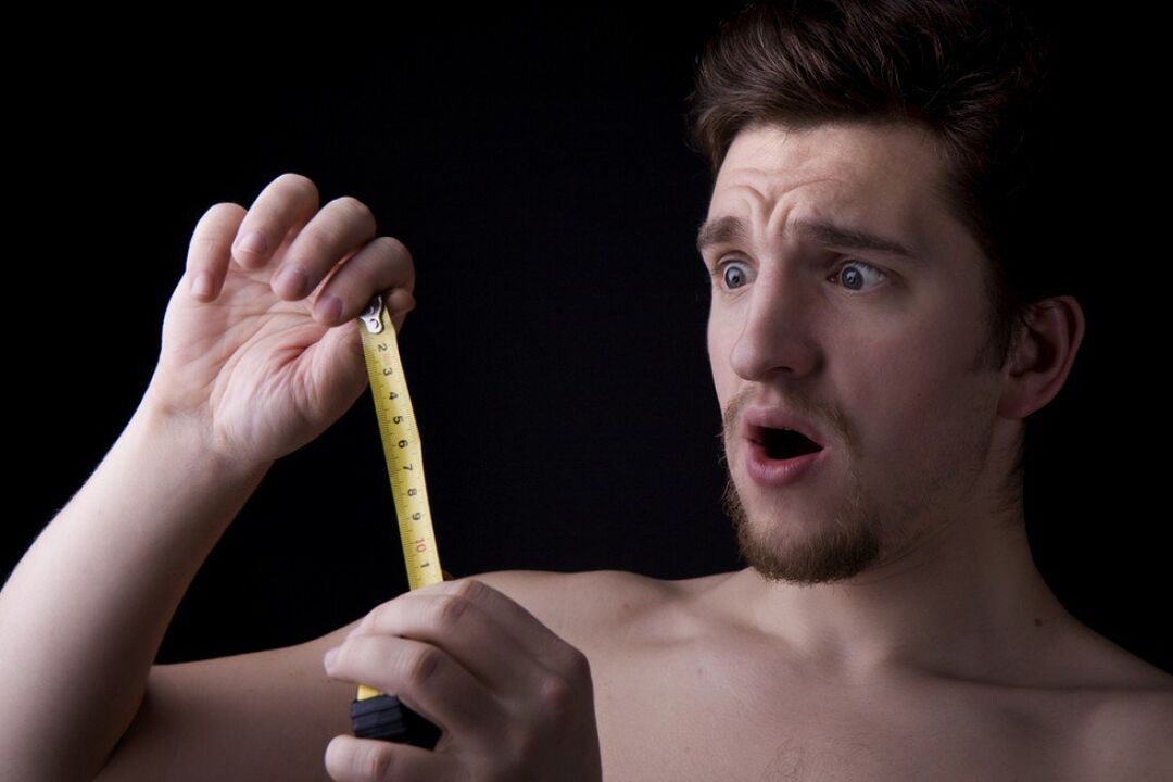Moški si je penis povečal z obkladki iz sode