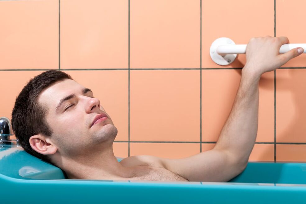 moški si naredi kopel s sodo bikarbono, da poveča svoj penis